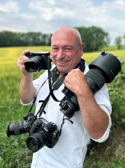 Michel Pradeau avec appareils photo