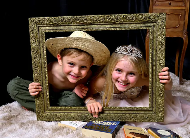Portrait de deux enfants jouant avec un cadre Portrait de deux enfants jouant avec un cadre