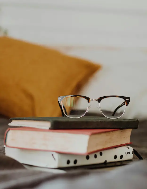 Lunettes sur pile de livres